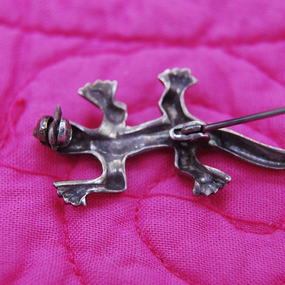 Retro Pewter Gecko Lapel Pin - Picture 5 of 6
